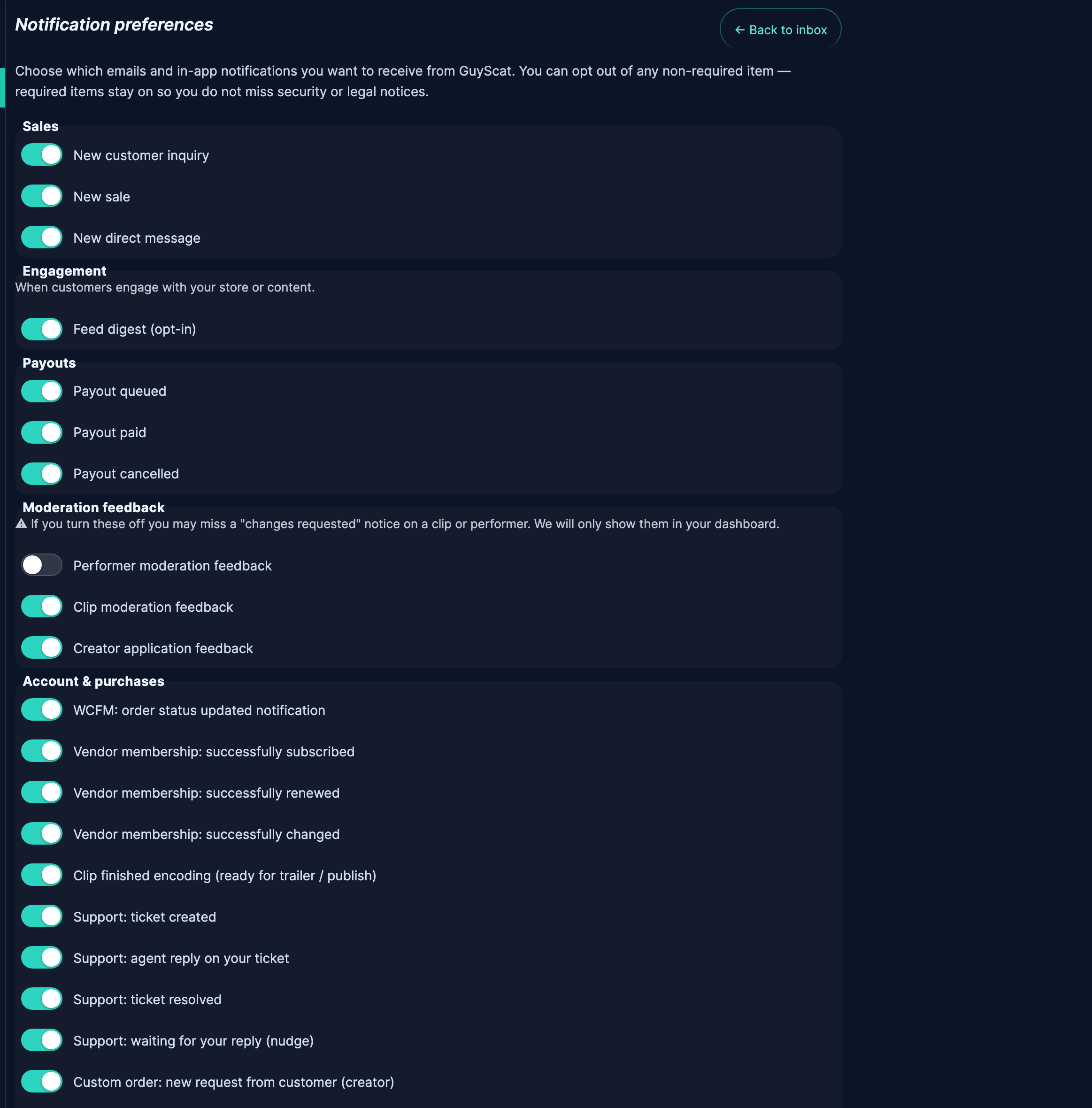 Benachrichtigungseinstellungen mit gruppierten E-Mail/In-App-Umschaltungen.
